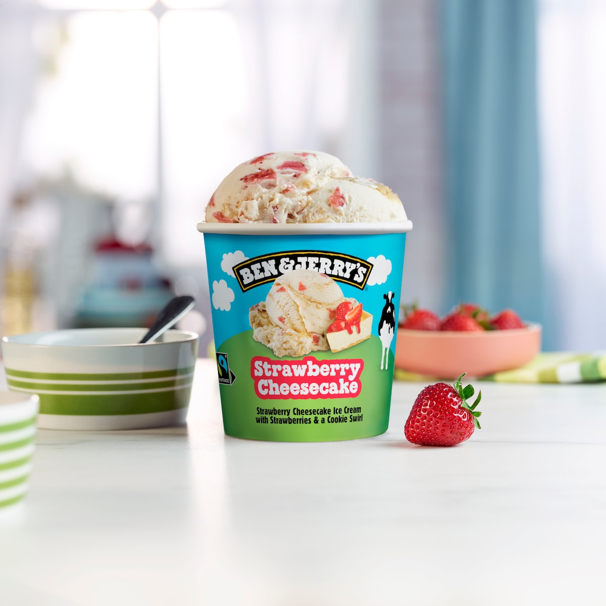 Strawberry Cheesecake Eiscreme Pint 2 / 4